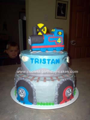 coolest-thomas-the-train-cake-168-21391900.jpg